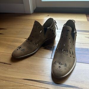 Musse & Cloud Brown Lasercut Booties Size 7